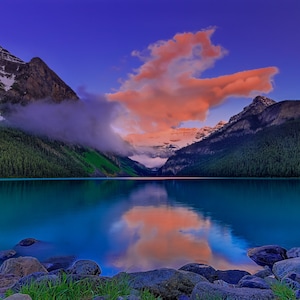Lake Louise ist eine Ikone der kanadischen Rockies und des Banff-Nationalparks.
