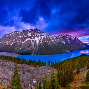 Der Peyto Lake im Banff National Park ist ein halbmondförmiger See mit atemberaubender Farbe und ist von Gletschern umgeben !!