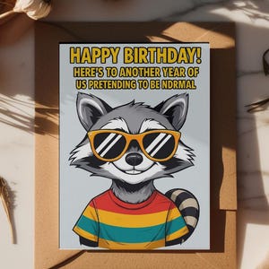 Cartão de aniversário engraçado de guaxinim | Mais um ano fingindo ser normal | Cartão de felicitações com humor animal sarcástico | Cartão dobrado 5x7