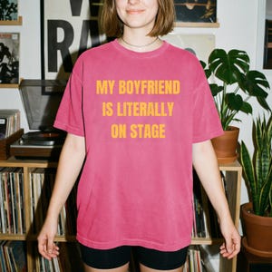Min pojkvän är bokstavligen på scen Comfort Colors unisex tungvikts-T-shirt – Chuck Timely Role Model Fan Merch