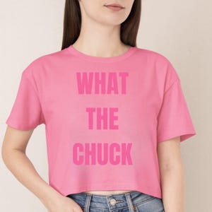What The Chuck Relaxed Crop Top – T-shirt med rollmodell-motiv och fanturnémotiv
