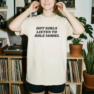 Heta tjejer lyssnar på förebild komfortfärger unisex tungvikts-T-shirt