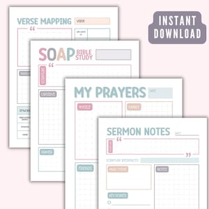 Op de afbeelding: Printbare digitale download van drie verschillende christelijke dagboekpagina's. De pagina's zijn getiteld "Verse Mapping", "SOAP Bible Study", "My Prayers" en "Sermon Notes". Elke pagina heeft een lichtroze, lichtblauwe of lichtgroene achtergrond met een rasterpatroon.