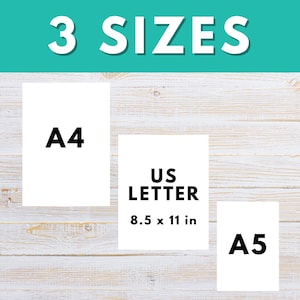K&ouml;nnte beinhalten: Bild mit drei Papierformaten: A4, US Letter (8,5 x 11 Zoll) und A5. Der Text "3 SIZES" steht oben. Der Hintergrund ist ein helles Holzmaserungsmuster.