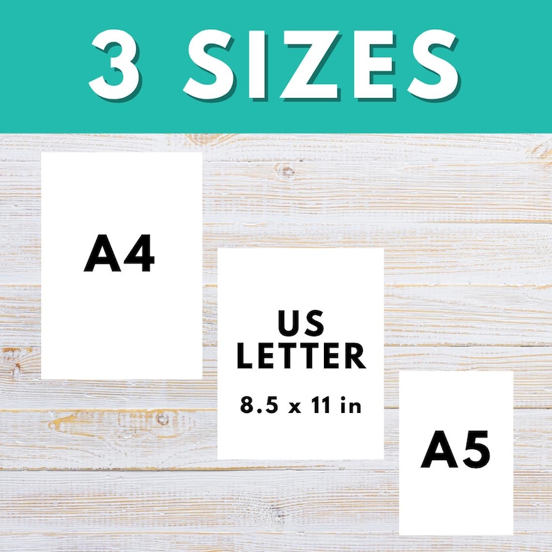 K&ouml;nnte beinhalten: Bild mit drei Papierformaten: A4, US Letter (8,5 x 11 Zoll) und A5. Der Text "3 SIZES" steht oben. Der Hintergrund ist ein helles Holzmaserungsmuster.