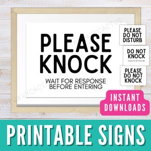 Pode incluir: Sinal imprimível com o texto "Please Knock" em letras pretas em negrito. O sinal também inclui o texto "Wait for response before entering". Existem três sinais menores com o texto "Please Do Not Disturb", "Do Not Knock" e "Please Do Not Knock". Os sinais estão em um fundo branco com uma moldura de madeira.