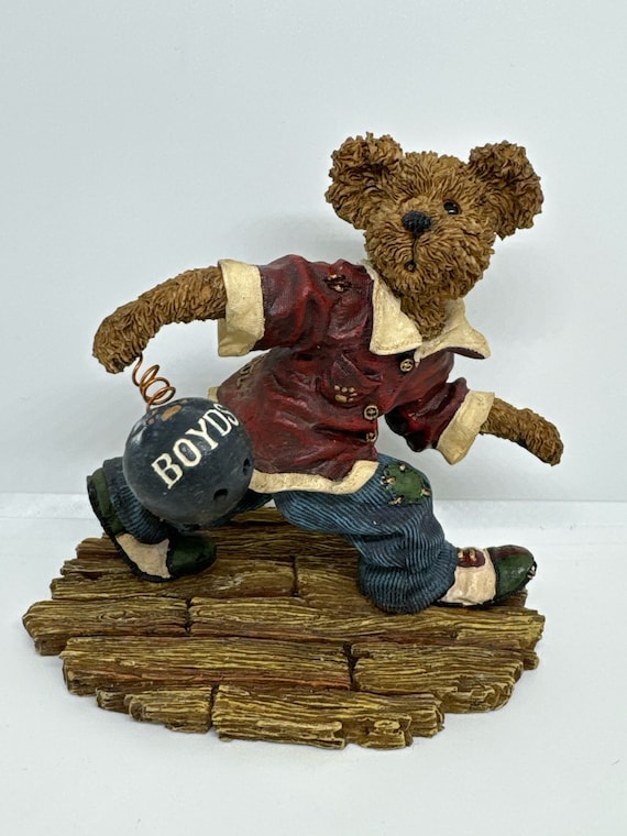 Vintage Boyd bear resin figurines collectors Boyds Bear Figurine strike mcspare 9 outa 10 ain’t bad