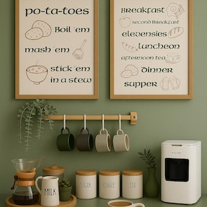 Puede incluir: Dos letreros de cocina enmarcados con texto e ilustraciones, uno sobre patatas y otro sobre comidas. Debajo, un estante de madera con tazas. Una cafetera, botes con las etiquetas "azúcar", "café" y "té", y una jarra de leche están sobre una encimera.