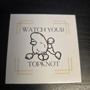 以下が含まれることがあります： 黒い輪郭のプードルと「WATCH YOUR TOPKNOT」という黒いテキストが書かれた白いステッカーです。