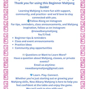 Puede incluir: Un folleto blanco con un borde rosa que promociona New Albany Mahjong. El texto incluye "Stay Connected", "Beginner Mahjong Guide" y el nombre de usuario de Instagram @newalbanymahjong. Enumera consejos para principiantes, anuncios de clases y oportunidades de juego comunitario.