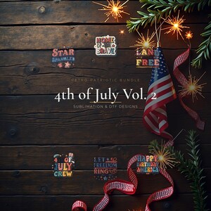 Puede incluir: Un paquete de diseños digitales con seis gráficos patrióticos con textos que incluyen Star Spangled, Home of the Brave, Land of the Free, 4th of July Crew, Let Freedom Ring y Happy Birthday America, sobre un fondo de madera oscura.