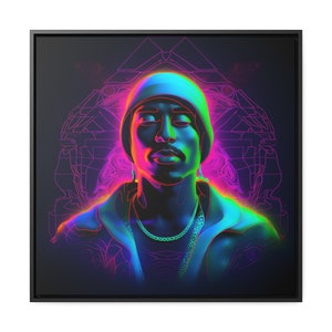 Puede incluir: Una impresión de arte digital de un rapero con un gorro y una chaqueta, con un contorno de neón de colores. El fondo es oscuro con un patrón geométrico en morado y azul.