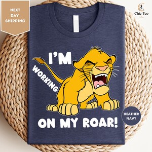 Maglietta Disney Il Re Leone Simba, Maglietta Sto lavorando al mio ruggito, Maglietta Il Re Leone Animal Kingdom, Regalo di compleanno, Maglietta Viaggio in famiglia a Disneyland
