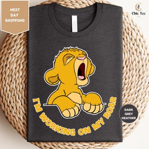 Schattige Disney Lion King Simba ik werk aan mijn gebrul shirt, Animal Kingdom Disneyland familievakantie shirt, Disney Aniaml shirt, Disney shirt