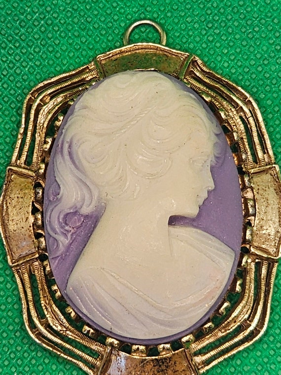 Stunning Vintage Carved Cameo Pendent