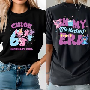 K&ouml;nnte beinhalten: Schwarzes T-Shirt mit einem rosa Stitch-Charakter, der Ballons h&auml;lt, und dem Text "Chloe 6 Birthday Girl". Die R&uuml;ckseite des Shirts hat ein rosa-blaues Design mit dem Text "In My Birthday Era" und einem Stitch-Charakter.