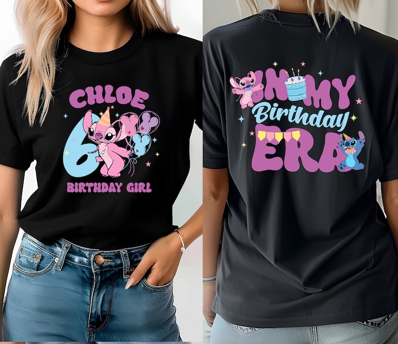 K&ouml;nnte beinhalten: Schwarzes T-Shirt mit einem rosa Stitch-Charakter, der Ballons h&auml;lt, und dem Text "Chloe 6 Birthday Girl". Die R&uuml;ckseite des Shirts hat ein rosa-blaues Design mit dem Text "In My Birthday Era" und einem Stitch-Charakter.