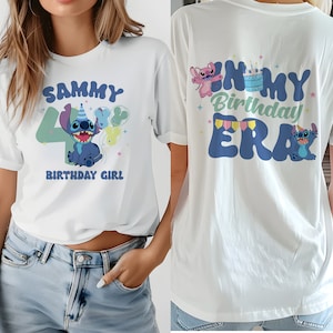 K&ouml;nnte beinhalten: Wei&szlig;es T-Shirt mit einer blauen Stitch-Figur, die Ballons h&auml;lt, und dem Text "Sammy 4 Birthday Girl" auf der Vorderseite. Die R&uuml;ckseite des Shirts hat eine blaue Stitch-Figur und den Text "In My Birthday Era" mit einem Banner.