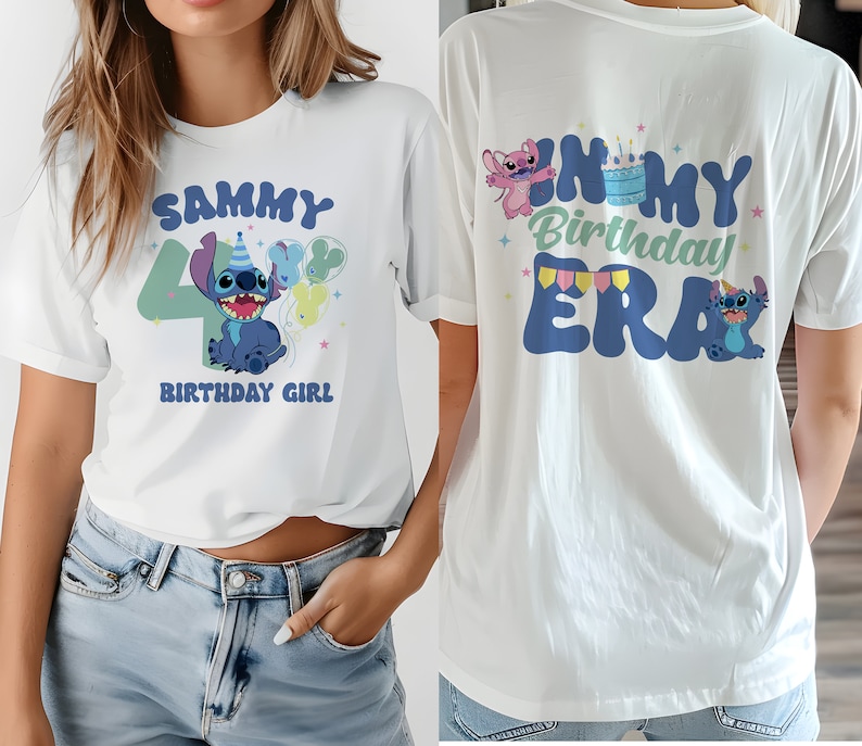 K&ouml;nnte beinhalten: Wei&szlig;es T-Shirt mit einer blauen Stitch-Figur, die Ballons h&auml;lt, und dem Text "Sammy 4 Birthday Girl" auf der Vorderseite. Die R&uuml;ckseite des Shirts hat eine blaue Stitch-Figur und den Text "In My Birthday Era" mit einem Banner.