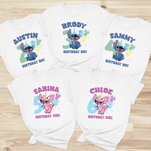 K&ouml;nnte beinhalten: F&uuml;nf wei&szlig;e T-Shirts mit einem blauen und violetten Stitch-Charakter aus dem Disney-Film Lilo & Stitch. Jedes Shirt hat einen anderen Namen und ein anderes Alter. Die Namen sind Austin, Brody, Sammy, Sabina und Chloe. Die Alter sind 2, 3, 4, 5 und 6. Jedes Shirt tr&auml;gt den Schriftzug "Birthday Boy" oder "Birthday Girl" unter dem Namen und Alter.