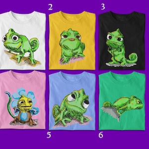 Peut inclure: Six t-shirts colorés avec des motifs de caméléons de dessins animés. Les chemises sont blanches, jaunes, noires, roses, bleues et vertes. Chaque chemise présente une illustration différente d'un caméléon vert dans diverses poses. Les chemises sont probablement pour les enfants ou les fans du personnage.