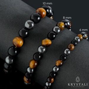 K&ouml;nnte beinhalten: Drei Perlenarmb&auml;nder mit Tigerauge-, Onyx- und H&auml;matitperlen. Die Armb&auml;nder sind in drei Gr&ouml;&szlig;en dargestellt: 6 mm, 8 mm und 10 mm.