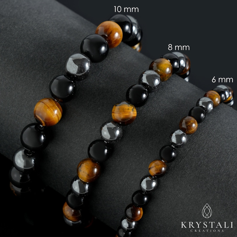 K&ouml;nnte beinhalten: Drei Perlenarmb&auml;nder mit Tigerauge-, Onyx- und H&auml;matitperlen. Die Armb&auml;nder sind in drei Gr&ouml;&szlig;en dargestellt: 6 mm, 8 mm und 10 mm.