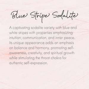 Op de afbeelding: Blauwe Streep Sodalite, een boeiende sodalite-vari&euml;teit met blauwe en witte strepen. Er wordt gezegd dat het intu&iuml;tie, communicatie, innerlijke vrede, balans, harmonie, zelfbewustzijn, creativiteit en spirituele groei bevordert, terwijl het het keelchakra stimuleert voor authentieke zelfexpressie.