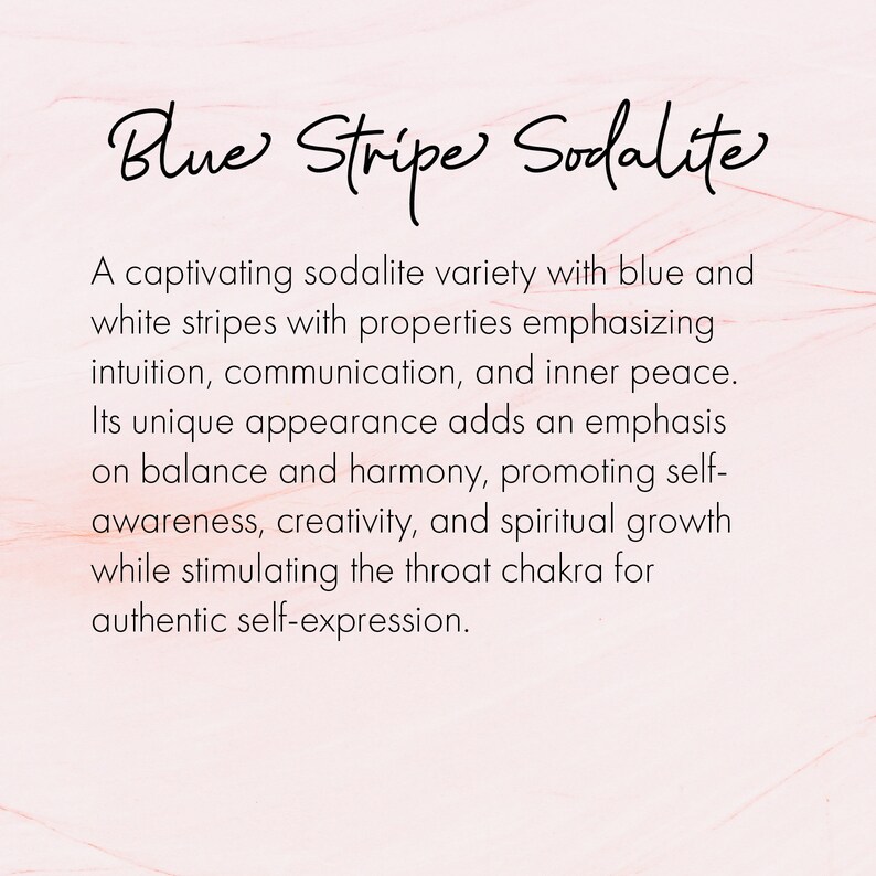 Op de afbeelding: Blauwe Streep Sodalite, een boeiende sodalite-vari&euml;teit met blauwe en witte strepen. Er wordt gezegd dat het intu&iuml;tie, communicatie, innerlijke vrede, balans, harmonie, zelfbewustzijn, creativiteit en spirituele groei bevordert, terwijl het het keelchakra stimuleert voor authentieke zelfexpressie.