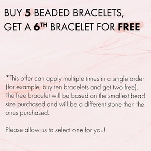 Op de afbeelding: Tekst op een roze achtergrond die luidt "KOOP 5 BEADED BRACELETS, KRIJG EEN 6E BRACELET GRATIS". De tekst hieronder legt uit dat deze aanbieding meerdere keren in &eacute;&eacute;n bestelling kan worden toegepast, bijvoorbeeld tien armbanden kopen en er twee gratis krijgen. De gratis armband is gebaseerd op de grootte van de kleinste kraal die is gekocht en zal van een andere steen zijn dan de gekochte. De tekst eindigt met "Laat ons er een voor u uitkiezen!"