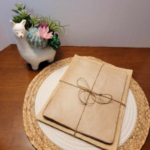 Papel tingido com chá preto junto com papel quadriculado tingido com chá para diários de lixo e artesanato em papel