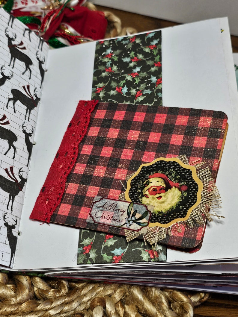 Może przedstawiać: Strona albumu ze scrapbookingu w kratkę czerwoną i czarną z świąteczną ilustracją Świętego Mikołaja i tekstem "A Merry Christmas".