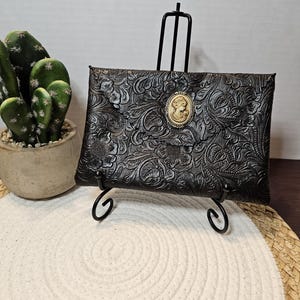 Bolsa de piel sintética en relieve marrón Expresso con camafeo