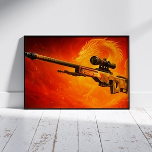 Op de afbeelding: Een ingelijste print met een gedetailleerde illustratie van een sluipschuttersgeweer met een vizier, tegen een vurige oranje en rode achtergrond. Een gouden draak is zichtbaar op de achtergrond. Het geweer heeft een houten afwerking.