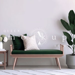 Puede incluir: Un banco de terciopelo verde con un cojín blanco y una planta en maceta en el fondo. El banco tiene un marco y patas de madera. El texto "QUEEN STUDIO LUXURY FRAME" es visible en la imagen.