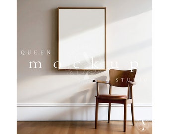 Può includere: Una sedia in legno marrone chiaro con un sedile in pelle marrone si trova di fronte a un muro beige con un grande quadro vuoto incorniciato in oro appeso al muro. Il pavimento è in legno marrone chiaro.