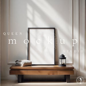 以下が含まれることがあります： 黒いフレームの画像モックアップが木製のベンチの上に置かれ、黒いランタンが置かれています。壁には「QUEEN MOCKUP STUDIO」という文字が見えます。