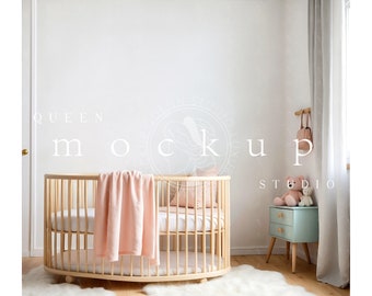 Puede incluir: Una habitación blanca con una cuna de madera, una manta rosa y una mesita de noche azul claro con dos cajones. Hay dos animales de peluche en la mesita de noche. El texto "QUEEN MOCKUP STUDIO" es visible en la pared.