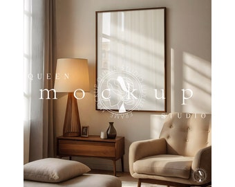 Può includere: Un interno di un soggiorno con un grande specchio incorniciato appeso a una parete. Lo specchio riflette la luce da una finestra. C'è una lampada su un tavolino, una sedia e un grande cuscino sul pavimento. Il testo "QUEEN STUDIO FRAME" è sovrapposto all'immagine.