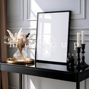 DIN A4 schwarzer Rahmen Photoshop Mockup Vorlage im Interieur Mid-Century dunkle Büroraum Szene, 8x11 PSD Rahmen Mockup für Poster und Kunstdruck