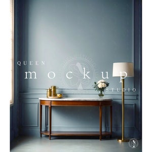 Peut inclure: Un lampadaire doré avec un abat-jour blanc se trouve à côté d'une console en bois avec un plateau en marbre. La table est ornée d'un vase de fleurs blanches et d'objets décoratifs dorés. Le mur derrière la table est de couleur bleu clair.