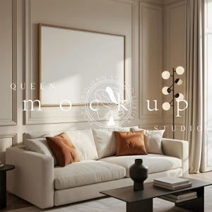 Puede incluir: Un salón de tonos neutros con un sofá crema y cojines color óxido. Un gran lienzo enmarcado y vacío cuelga de la pared. Una mesa de centro negra y una lámpara de pie moderna también están presentes. El texto "QUEEN MOCKUP STUDIO" es visible.