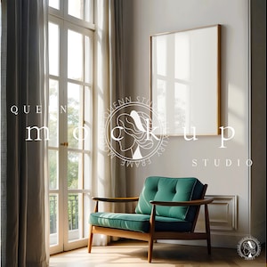 Può includere: Una poltrona verde con gambe in legno si trova in una stanza con una grande finestra e un quadro incorniciato sul muro. La stanza è arredata in stile moderno con pareti chiare e tende.