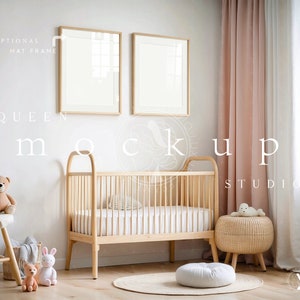 Op de afbeelding: Een wit babybedje met een houten frame en een witte matras. Er hangen twee ingelijste foto's aan de muur achter het babybedje. Aan de linkerkant van de afbeelding is een roze gordijn. Er staat een klein houten krukje met een rieten mand erbovenop. Een knuffel zit op het krukje. Er ligt een witte knuffel op de vloer voor het babybedje. Er ligt een wit kleed op de vloer voor het babybedje.