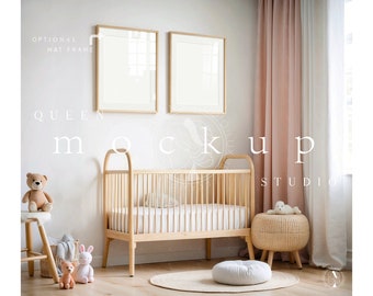 Op de afbeelding: Een wit babybedje met een houten frame en een witte matras. Er hangen twee ingelijste foto's aan de muur achter het babybedje. Aan de linkerkant van de afbeelding is een roze gordijn. Er staat een klein houten krukje met een rieten mand erbovenop. Een knuffel zit op het krukje. Er ligt een witte knuffel op de vloer voor het babybedje. Er ligt een wit kleed op de vloer voor het babybedje.