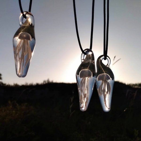 Glass jellyfish pendant (white)