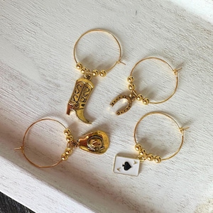 Western Weinglas Charms - 4er Set Gold Charms mit Cowboy Boot, Hut, Hufeisen & Spielkarte, Country Drink Marker, rustikales Barware Geschenk