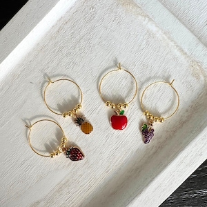 Fruit Wine Glass Charms – Set of 4 Drink Markers with Apple, Grapes, Strawberry & Pineapple, Summer Party Favors, Wine Accessories, Gifts