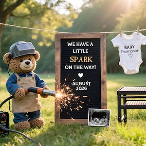 Op de afbeelding: Een grillige zwangerschapsaankondiging met een teddybeer-lasser met een vonkend gereedschap, een bord met de tekst "We have a little spark on the way!" en een baby-romper. De echo en de tekst "August 2026" zijn ook zichtbaar.