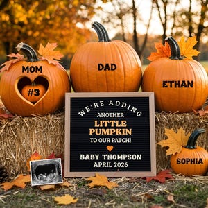 Pode incluir: Anúncio com tema de outono com abóboras laranja com nomes e um recorte em forma de coração. Uma placa diz "Estamos adicionando outra abóbora pequena ao nosso campo!" com o nome do bebê e a data prevista. Folhas de outono e fardos de feno completam a cena.